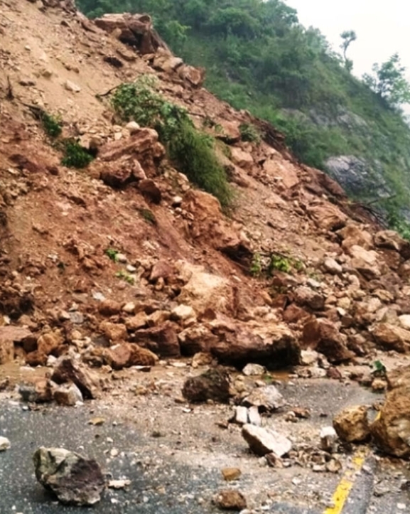 पहिराले कर्णाली राजमार्ग र देहिमाडौँ-गिरेगडा सडक अवरुद्ध