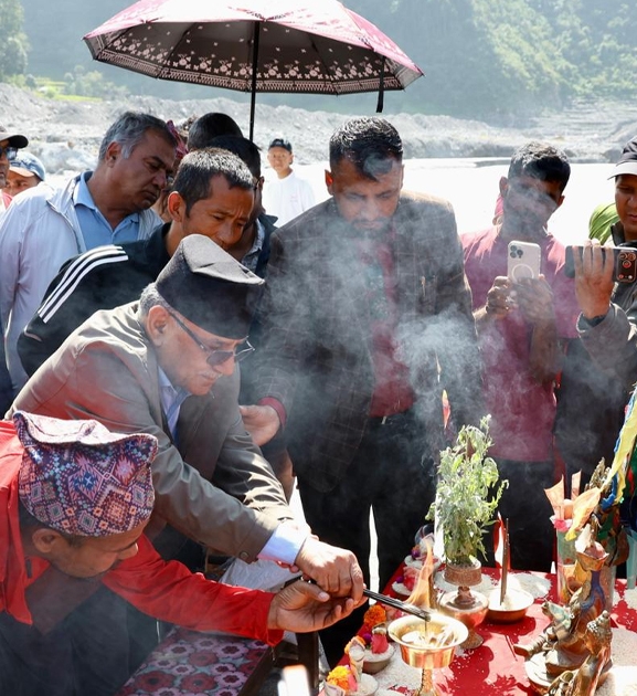 ‘प्रचण्ड’ रसुवा-भोटेकोशी बाढीका मृतकको घेवामा सहभागी