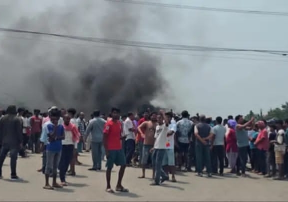 छोटी भन्सार पुनर्स्थापनाको माग गर्दै सिरहामा राजमार्ग अवरुद्ध
