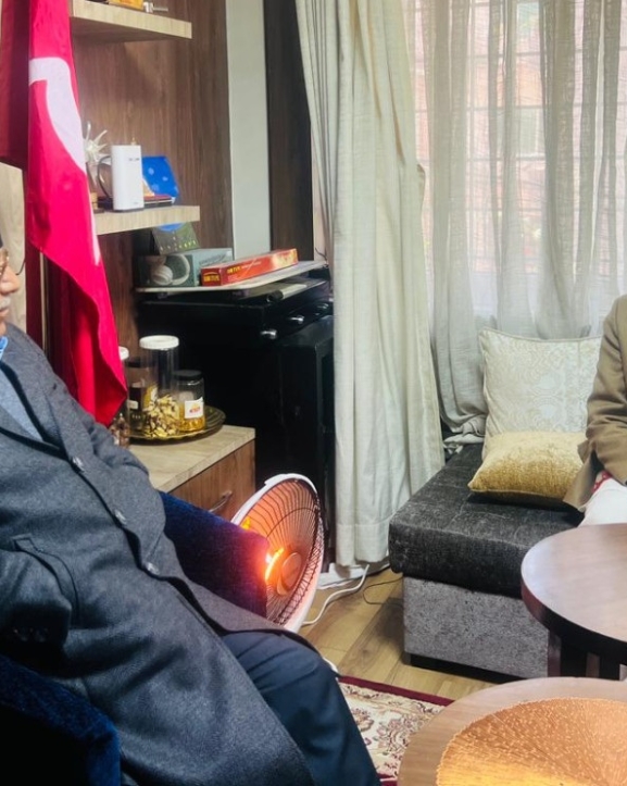 प्रचण्डसँग सञ्चारमन्त्रीको भेट