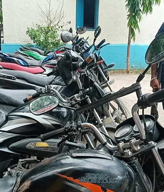 राजपुरमा दर्जनौं मोटरसाइकल प्रहरी नियन्त्रणमा