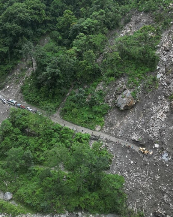 बेनी-जोमसोम सडकको म्याग्दी खण्ड पहिरोले यातायात प्रभावित