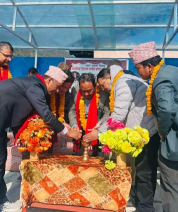 'विद्यालयमा कुलपति' कार्यक्रम आयोजना, प्रज्ञा-प्रतिष्ठानलाई चिनाउन हेलम्बु आइपुगेको कुलपति राईको दाबी