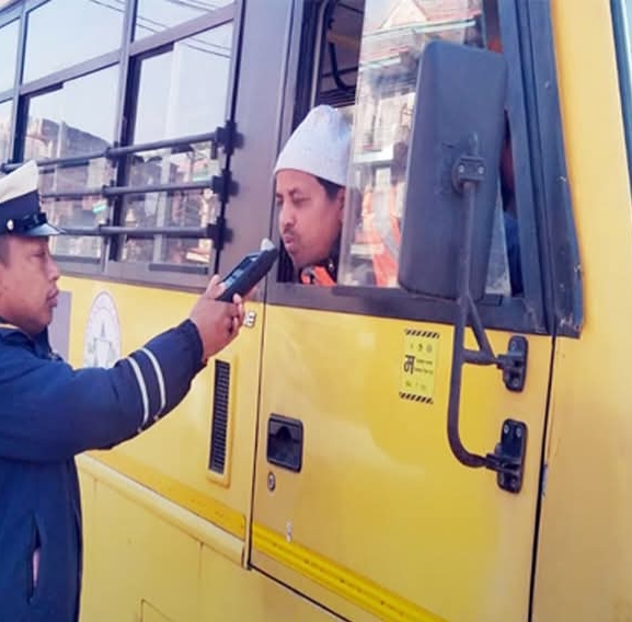 मादक पदार्थ सेवन गरी स्कुल बस चलाउने ५ चालक पक्राउ