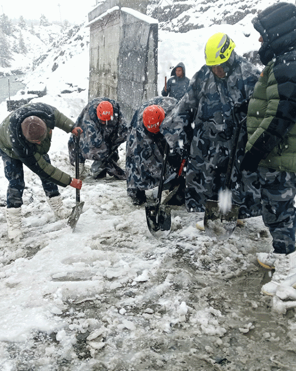 हिउँमा फसेका पर्यटकको उद्धार गर्न सवारीसाधन अभाव