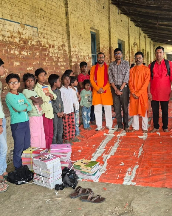 ​रौतहटको खुला शिक्षालयमा विद्यार्थीलाई शैक्षिक सामग्री वितरण