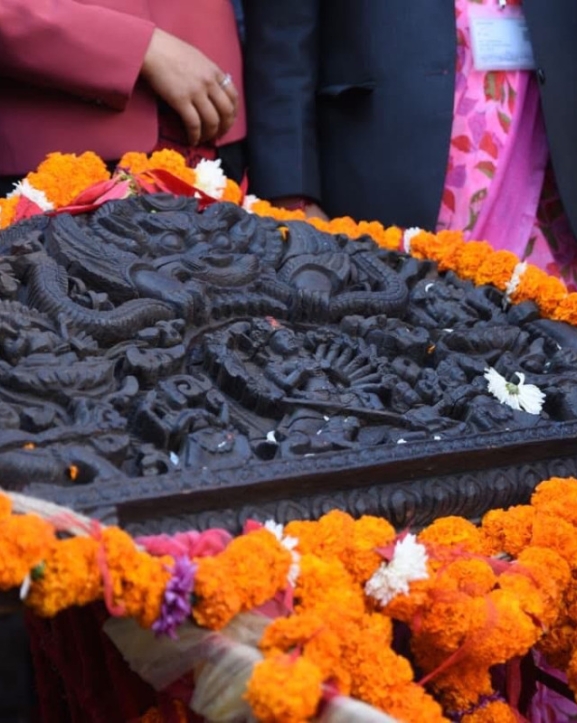 बेलायतबाट फिर्ता गरिएको तोरण कुमारी घरमा पुनःस्थापित