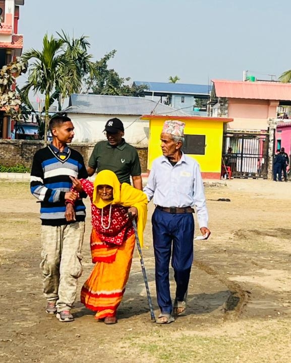 मेचीनगरमा १०४ वर्षीया बृद्धाद्वारा मतदान