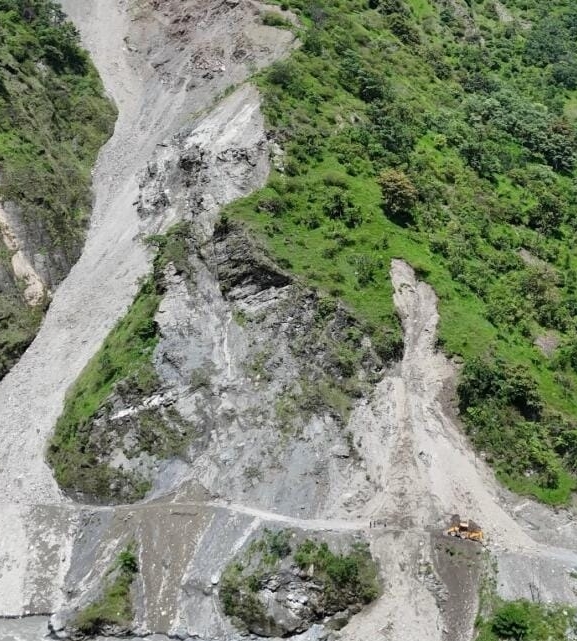 फापरखेतको पहिरोको विकल्पमा बेलिब्रिज बनाउने योजना अन्यौलमा