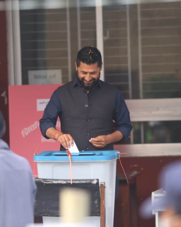 रास्वपा सभापति लामिछानेले गरे मतदान