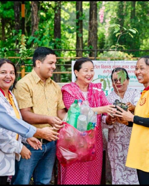 प्लास्टिक बोत्तलसँग २ सय भन्दा बढी बिरुवा साटियो