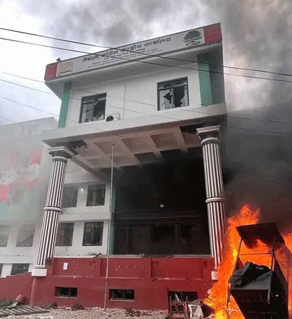 सरकारले आज राजनीतिक दलका क्षतिग्रस्त कार्यालयमा अनुगमन गर्दै