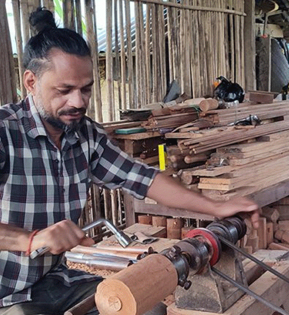 युट्युब हेरेर सिकेको काष्ठकलाबाट मनग्य आम्दानी