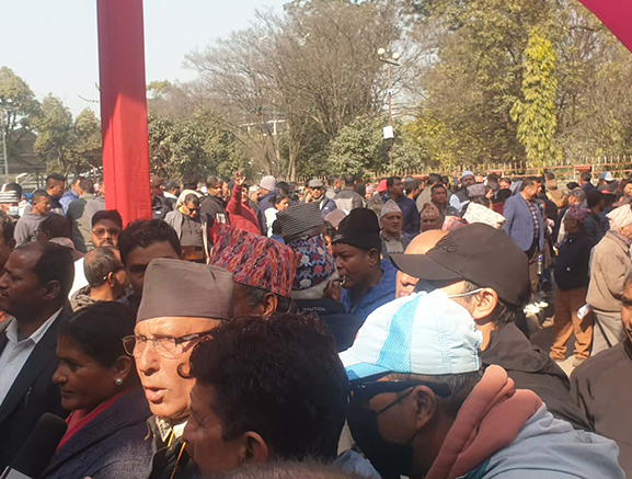 नयाँ नेतृत्व चयनको माग गर्दै भृकुटीमण्डपमा नाराबाजी