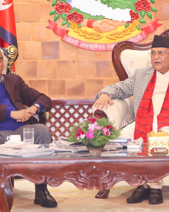 प्रधानमन्त्रीलाई भेट्न गृहमन्त्री लेखकसहित बालुवाटार पुगे सभापति देउवा