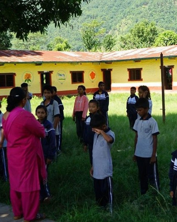 रित्ता कक्षाकोठा रुँगेर बस्दै गाउँका शिक्षकहरू