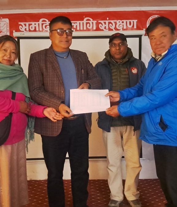 मुस्ताङमा तीन पालिकाका हिउँचितुवा पीडितलाई राहत वितरण