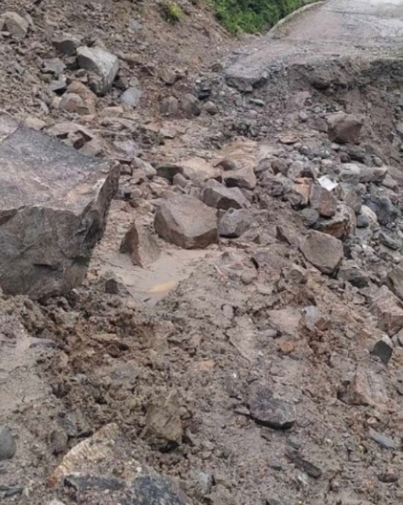 त्रियुगाको बाढीले बेल्टार-फत्तेपुर, सुन्दपुर-हँडिया सडक अवरुद्ध