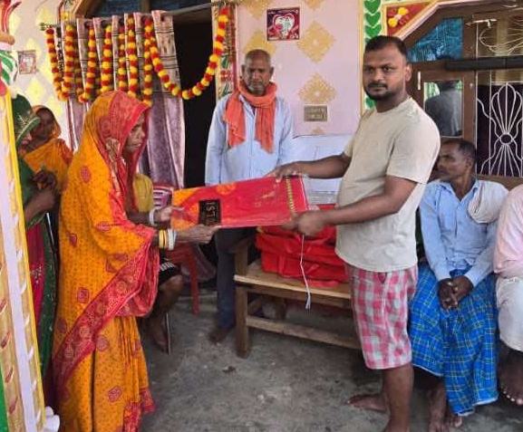 छठ पर्वमा सर्लाहीका युवा नेता दीपेन्द्र साहद्वारा विपन्न महिलालाई साडी वितरण