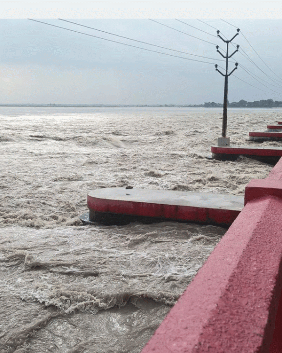 सप्तकोशीमा पानीको बहाव बढ्दो, २८ ढोका खोलियो