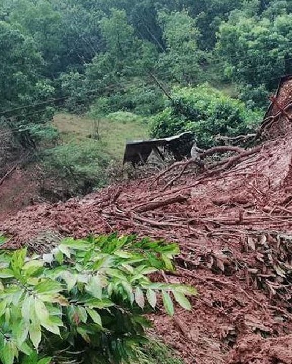 ओखलढुंगामा पहिरोमा पुरिएर एकजनाको मृत्यु, दुई घाइते