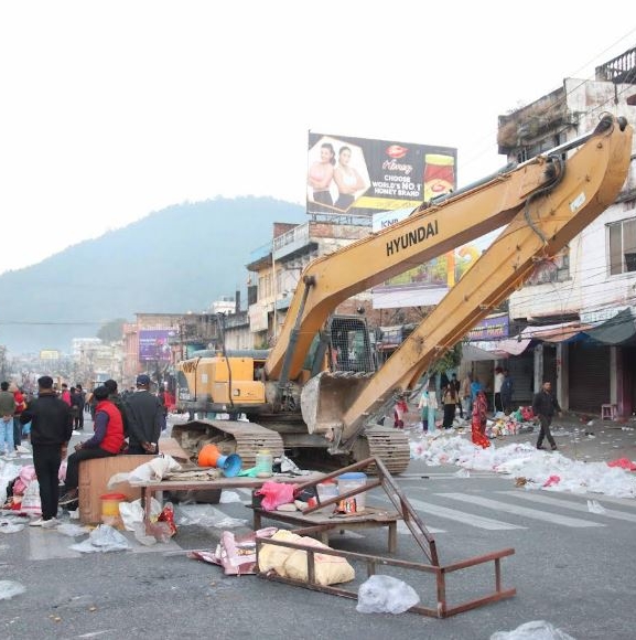 हेटौंडा बजारमा डोजर, सडक विस्तारसँगै पाँच दशकको विवाद टुंगियो 