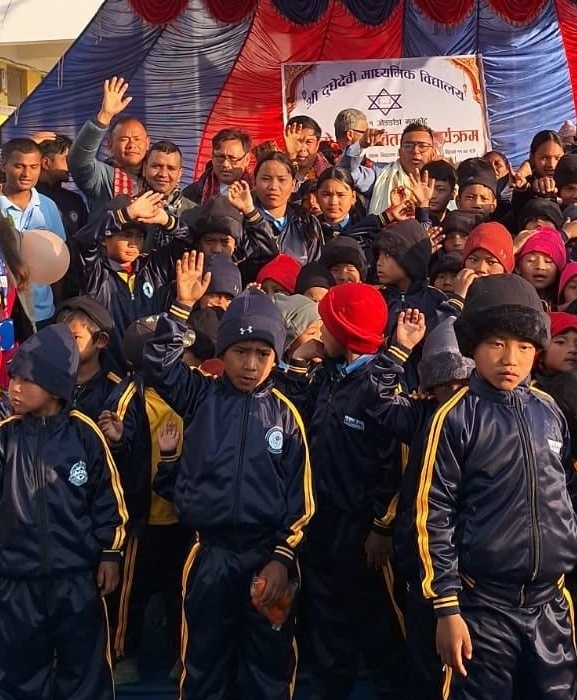 सूर्यगढी १ र २ का ७ सय विद्यार्थीलाई न्यानो कपडा वितरण