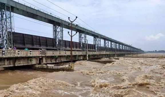 सप्तकोशीमा पानीको बहावले पार गर्‍यो खतराको तह