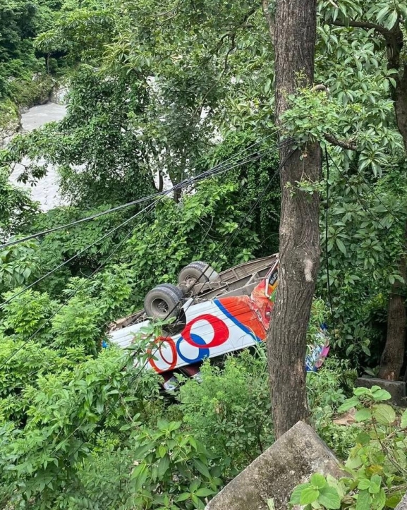 पृथ्वी राजमार्गको ऐनापहरामा बस दुर्घटना