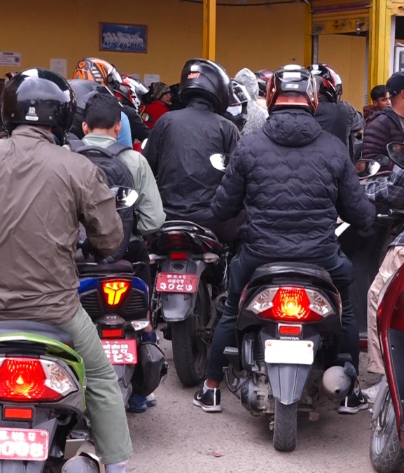 पेट्रोल पम्पमा उपभोक्ताको भीड