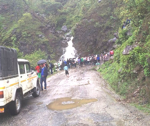 अविरल वर्षाले कर्णाली राजमार्ग अवरुद्ध