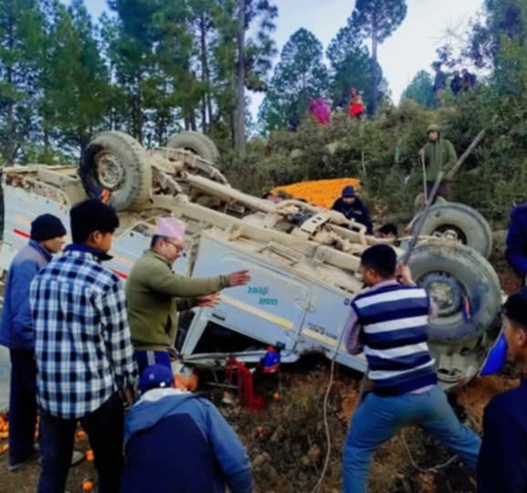 रोल्पामा सुन्तला बोकेको गाडी दुर्घटना