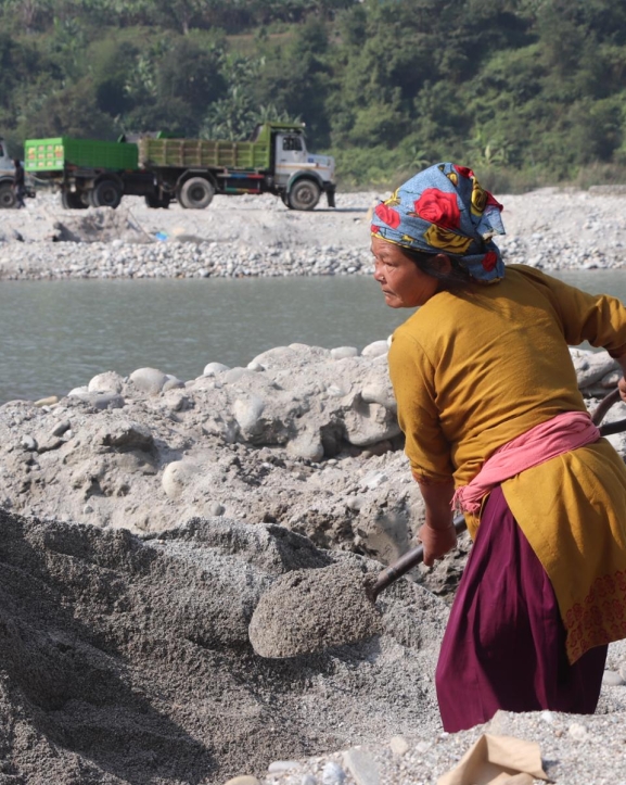 ‘त्रिशूलीको किनारमा बालुवा चाल्नेहरू...’