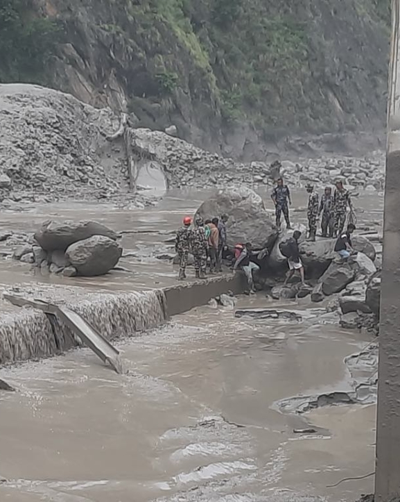 ल्हेन्दे खोला बाढीः तीन प्रहरीसहित १८ जना बेपत्ता, उद्धारका लागि हेलिकोप्टर घटनास्थलमा