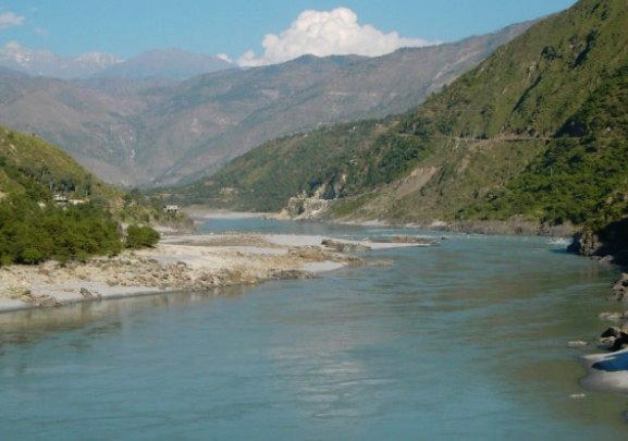 झोलुङ्गे पुलबाट कालीगण्डकी नदीमा खसेका युवाको जीवितै उद्धार
