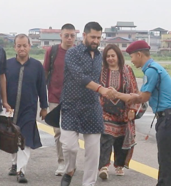 राष्ट्रिय महाधिवेशनका लागि चितवन पुगे सभापति लामिछाने