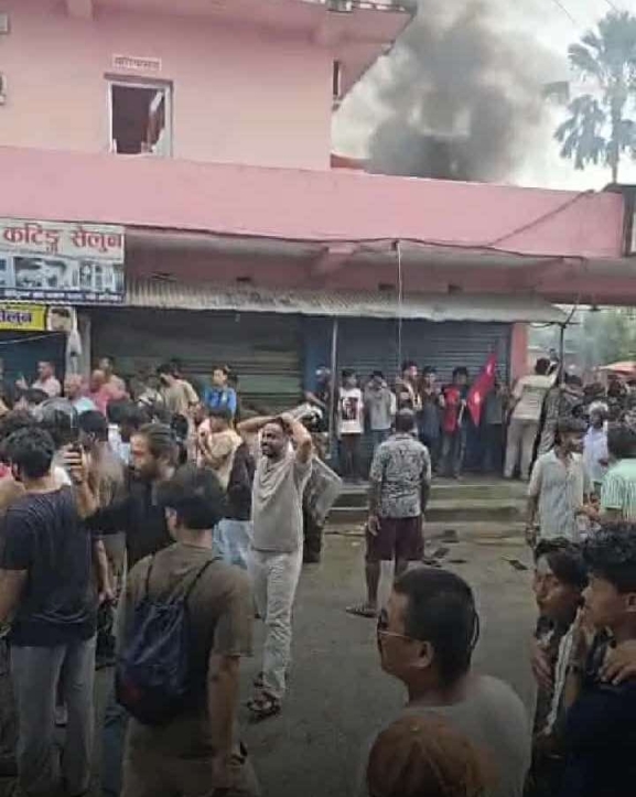 जेन्जी समूहद्वारा त्रियुगाकाे कार्यालय र पूर्व मेयर चौधरीको घरमा आगजनी
