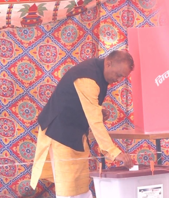 कांग्रेस सभापति थापाले गरे मतदान