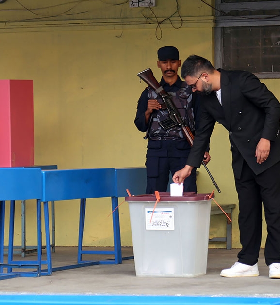 बालेनले अन्नपूर्ण स्कुलमा मतदान गरे