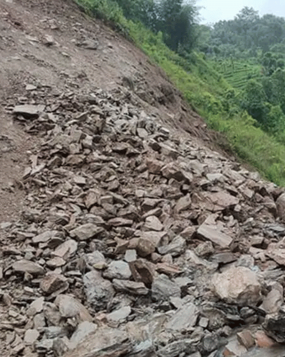 पहिरोले मध्यपहाडी लोकमार्ग अवरुद्ध
