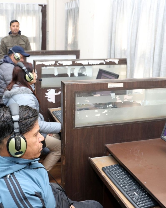 परिचयपत्र खोज्दै मतदाता