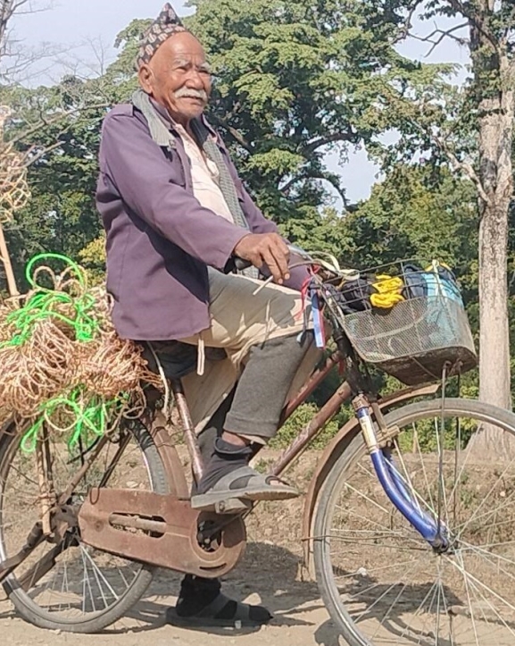 ८४ वर्षमा पनि गाउँबस्ती डुल्दै व्यापार