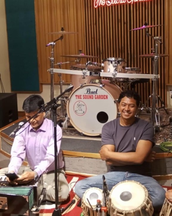 'गजल गायनको स्वर्ण दशक' दोस्रो वर्षमा, सन्तोषले गाए आधा दर्जन गजल