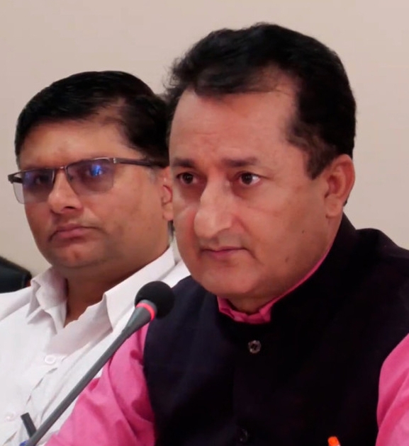 सरकारले पेट्रोलियम पदार्थको मूल्य नबढाओस्, हामी भाडा बढाउँदैनौं : यातायात व्यवसायी