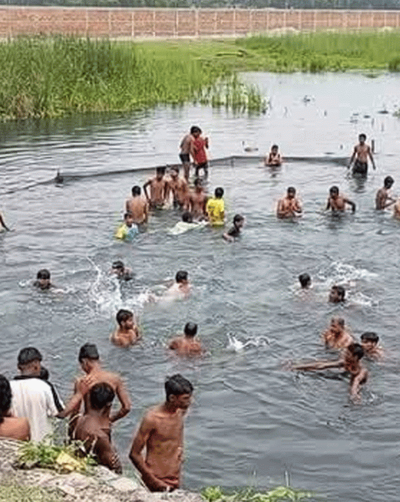 गर्मी छल्न कोशी कटान क्षेत्रमा नुहाउनेको भीड