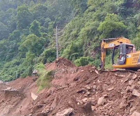 पृथ्वी राजमार्गको परेवा भीरमा सडक मर्मत जारी, आज साँझसम्म यातायात सञ्चालन गर्ने लक्ष्य