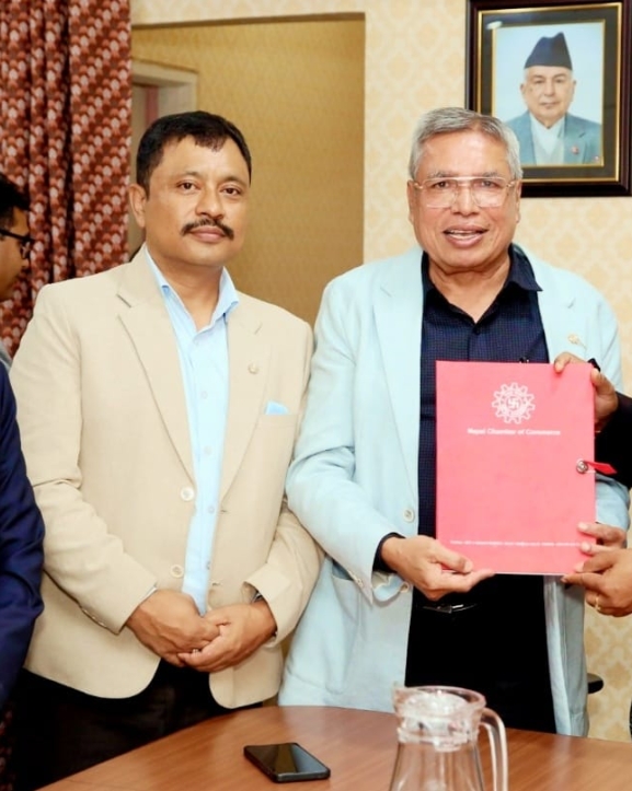 चेम्बरद्वारा उद्योगमन्त्रीलाई व्यापारिक उधारो असुलीसम्बन्धी विधेयकको प्रारम्भिक मस्यौदा हस्तान्तरण