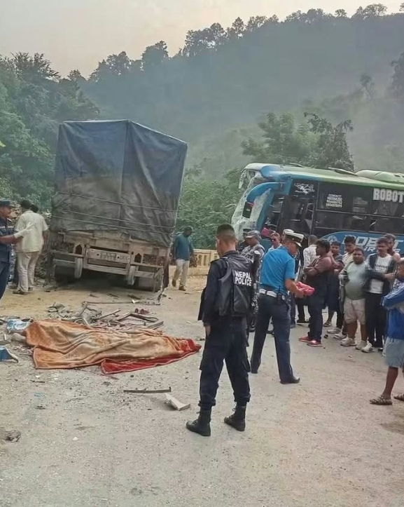 कपिलवस्तुमा बस र ट्रक ठोक्किँदा चालकको मृत्यु, ११ घाइते