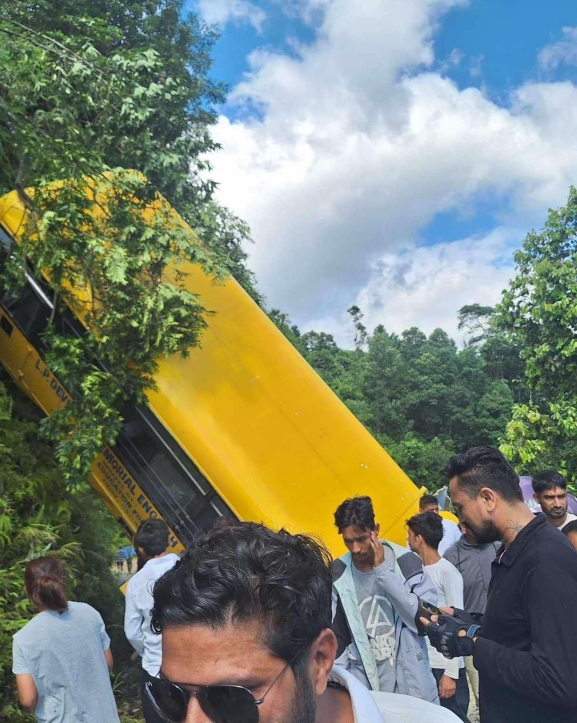 पोखरामा स्कुल बस दुर्घटना : आमा र छोराको मृत्यु, २८ जनाको उपचार हुँदै