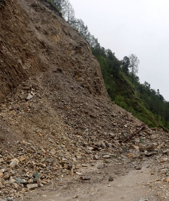 मध्यपहाडी लोकमार्गको सिन्धुली खण्ड अवरुद्ध